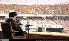 تصاویر حضور مقام معظم رهبری در ورزشگاه آزادی