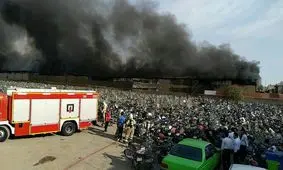 حریق گسترده انبار الوار چوب و لوازم پلاستیکی در مشیریه + عکس