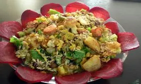 آشنایی با روش تهیه‌ی سالاد کاهو با سبزیجات برشته