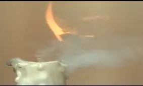 تصویری زیبا از شلیک گلوله به شعله شمع