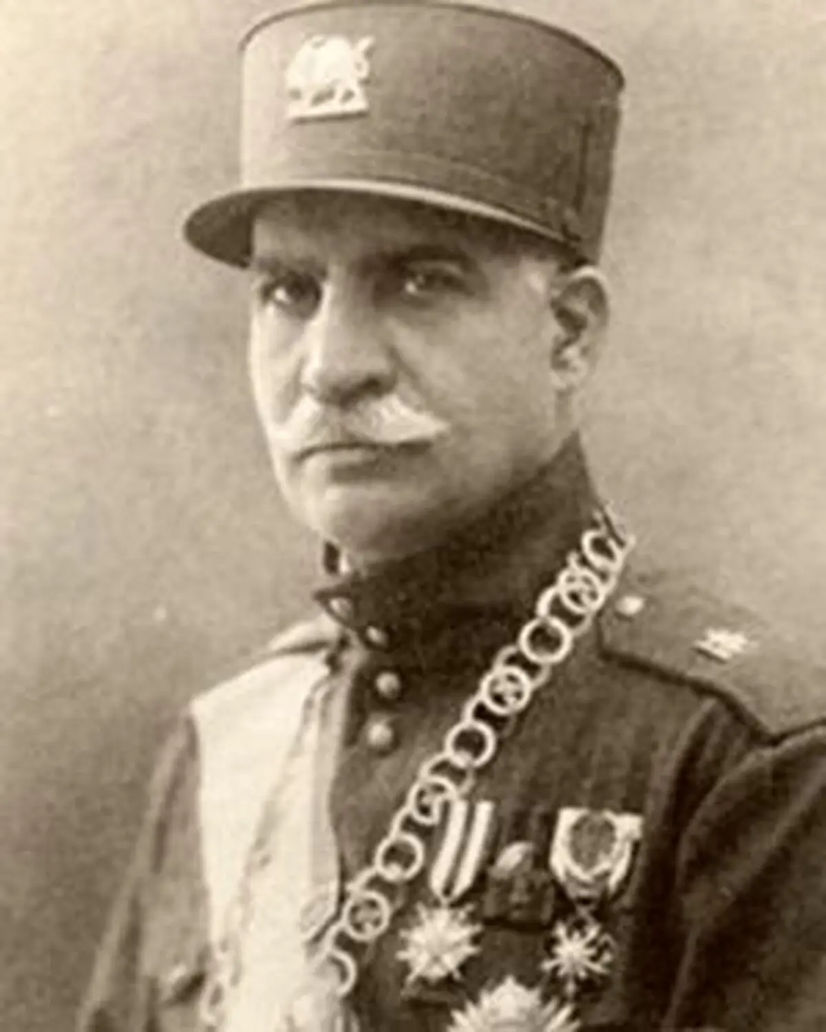 " رضاخان " چطور " رضاشاه" شد ؟