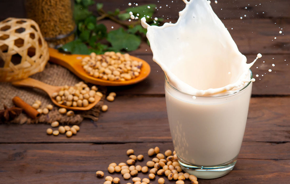 شیر سویا چیست و چه مزیتهایی نسبت به شیر گاو دارد؟