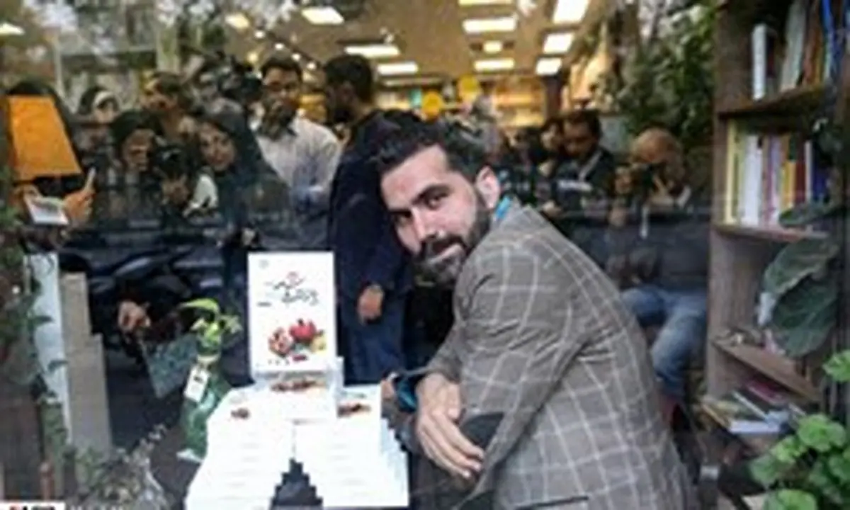 صف جوانان برای امضای کتاب توصیه‌شده رهبر انقلاب