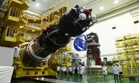 بررسی‌های نهایی قبل از پرتاب بر روی ناو سایوز ام.اس 10