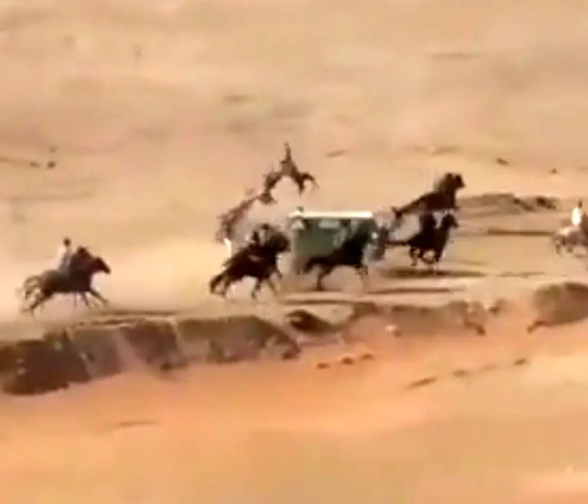 برخورد سوارکاران با خودرو در حین مسابقه!