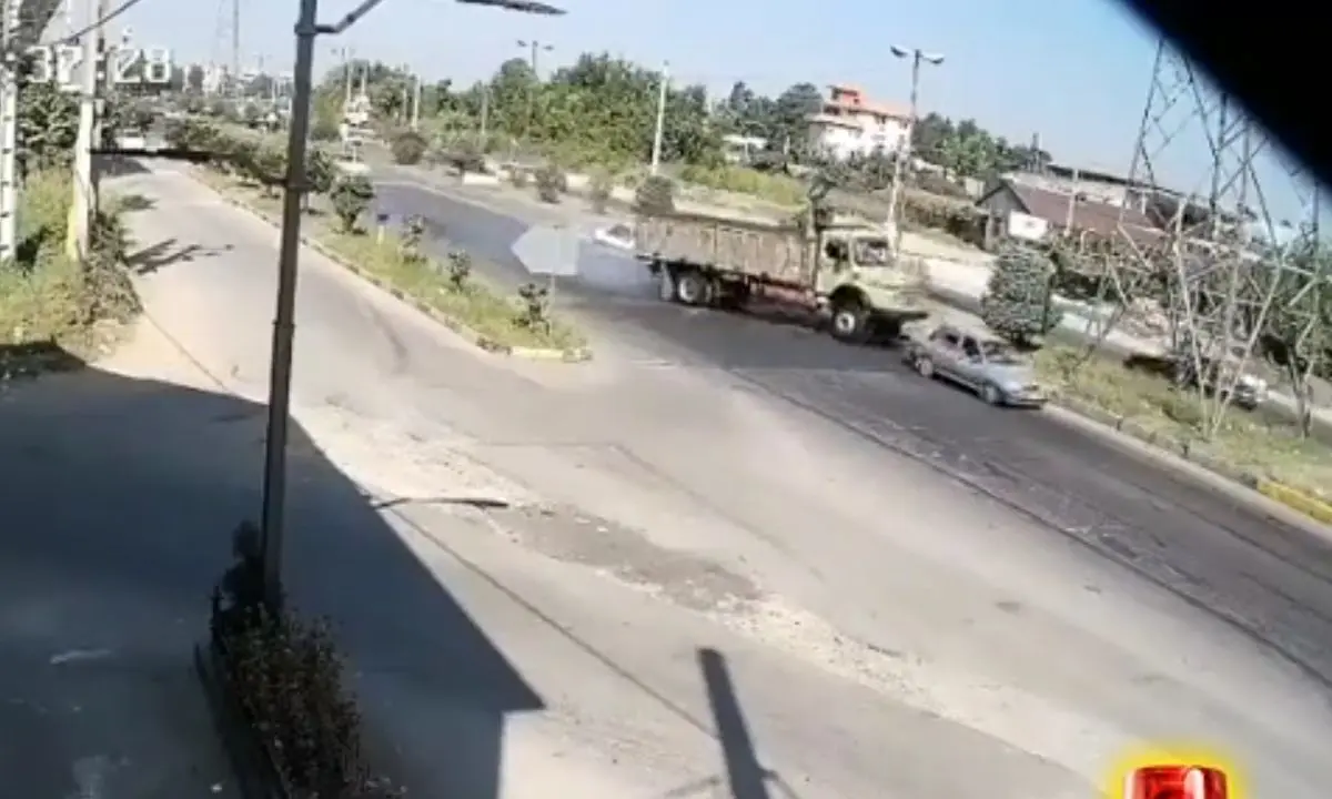 برخورد شدید کامیون با دکل برق