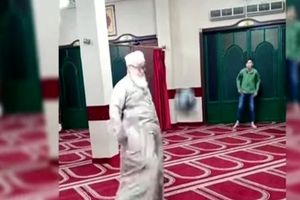 جنجال فوتبال بازی کردن یک امام جماعت در مسجد/ ویدئو