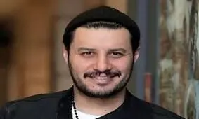  سفر در زمان؛ «جواد عزتی» در حال دریافت تقدیرنامه از «ضرغامی»؛ دهۀ 80 