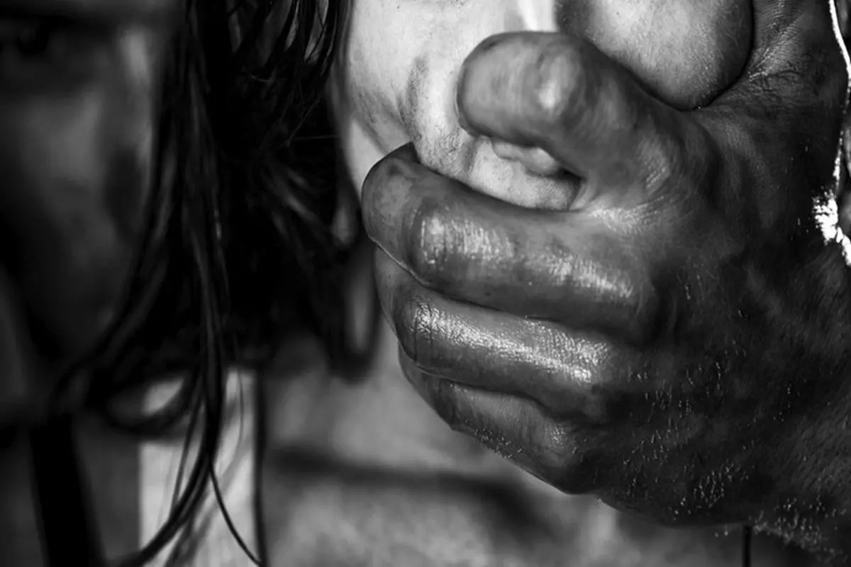 تعرض پدر به دختر ۱۲ ساله در نیمه شب شوم مسافرخانه