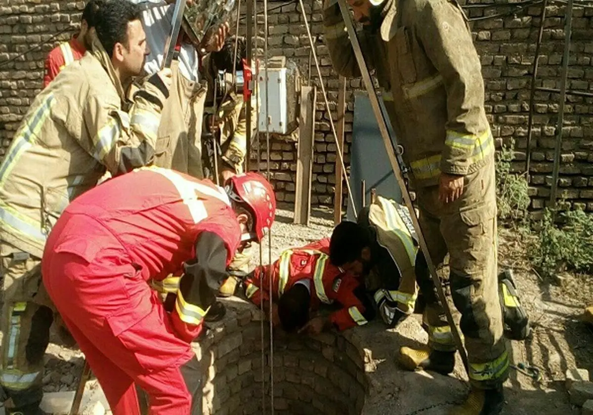 نجات کارگر از عمق چاه ۸۰ متری در جاده خاوران + تصاویر
