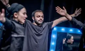 نمایشی که صدای تماشاچی را درآورد/اجرای نمایش یا تبلیغ آموزشگاه آقای بازیگر