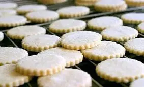  شیرینی پزی طرز تهیه “بیسکویت های شنی” با بادام