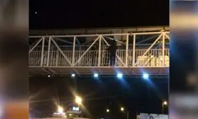 دختر جوان حین فرار از دست زورگیران از پل هوایی سقوط کرد