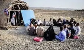 برخی مدارس در ریگان میز و صندلی ندارد