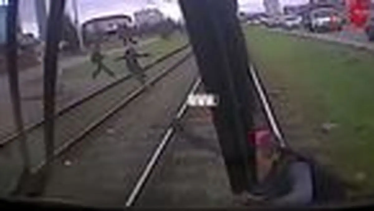 لحظه پرتاب شدن دختر 17 ساله از قطار + فیلم