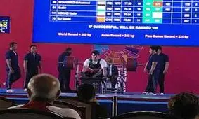 مدال نقره بر گردن نادر مرادی