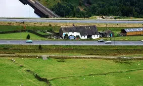 مزرعه ای وسط بزرگراه