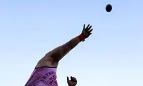 بهاروند مدال طلای پرتاب وزنه مردان را بر گردن آویخت