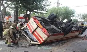 تصاویر/ حبس ۲۱ سرنشین مصدوم در مینی‌بوس واژگون‌شده