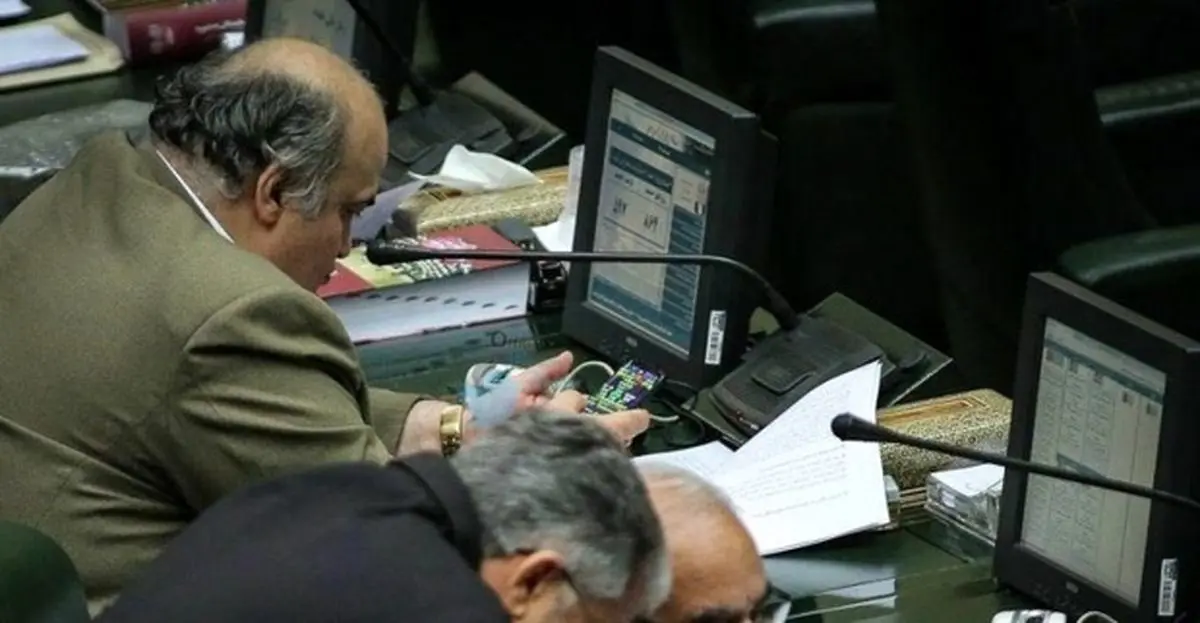 مشاوره دادن در توئیتر و موبایل‌بازی در صحن علنی!