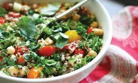 سالاد کوینوا پیشنهادی سبک و مقوی برای شام