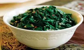 آشنایی با روش تهیه‌ی سالاد اسفناج سرخ کرده با لوبیا