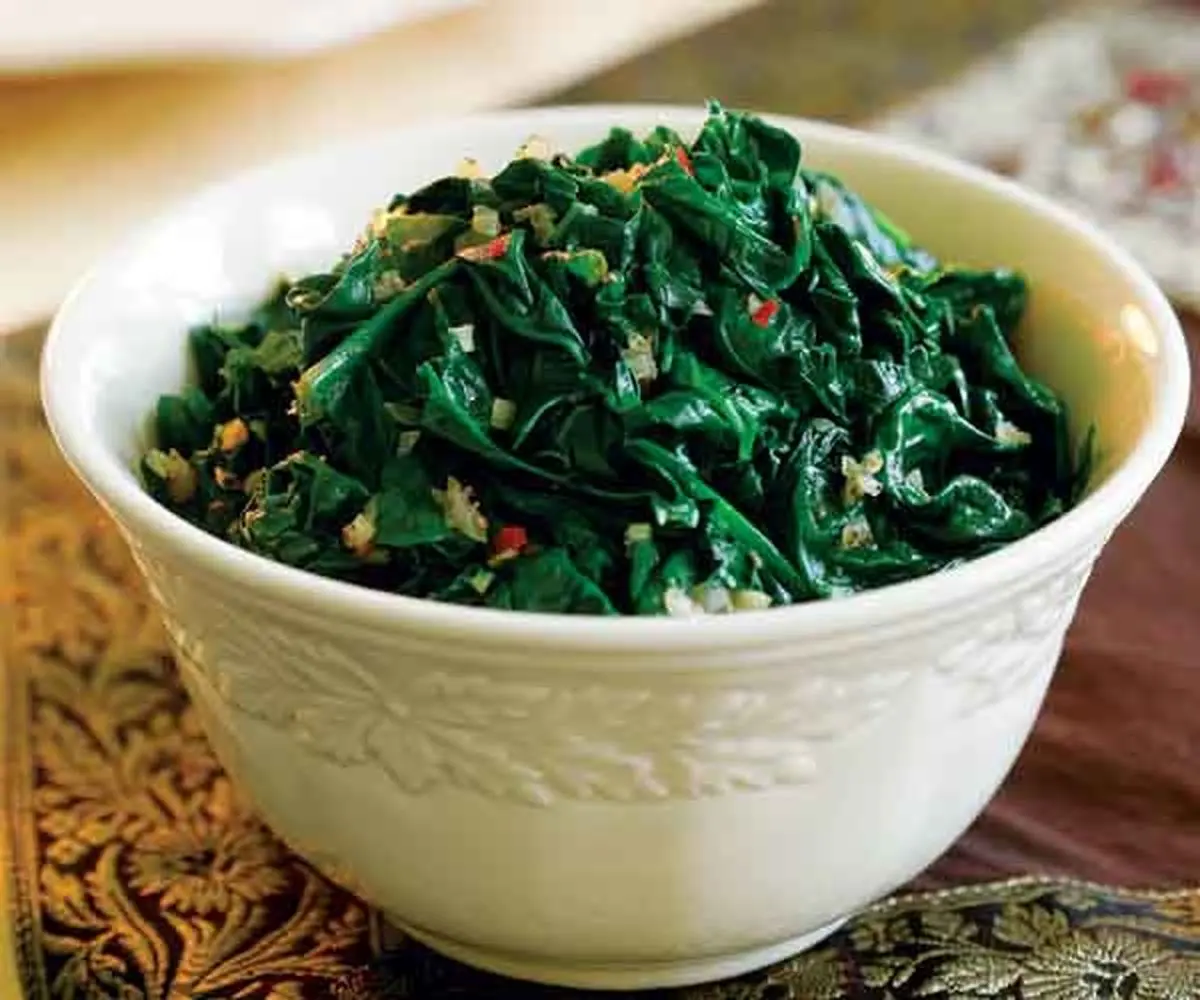 آشنایی با روش تهیه‌ی سالاد اسفناج سرخ کرده با لوبیا