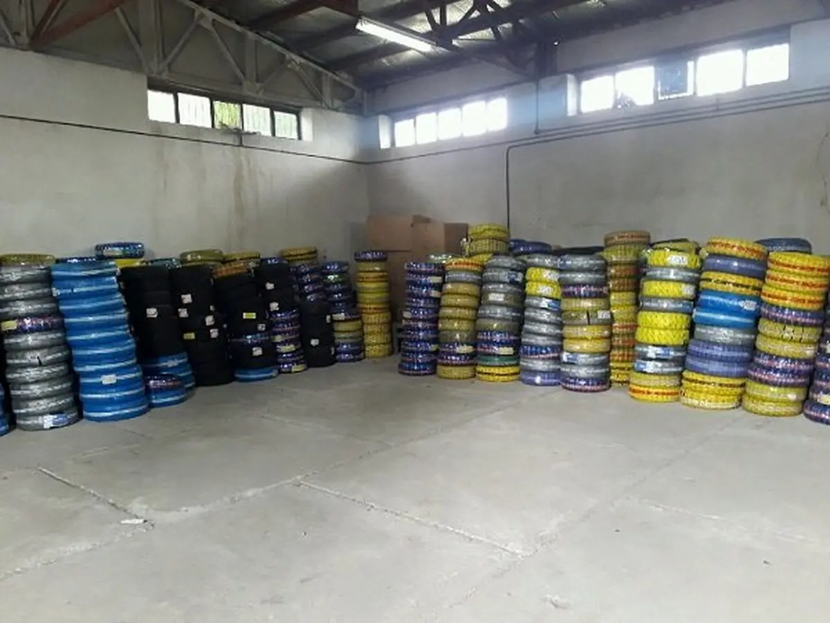 کشف ۷۰۰ حلقه لاستیک خودروی احتکار شده در زنجان