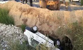 عجیب ترین عکس از سقوط مرگبار پراید داخل کانال فاضلاب