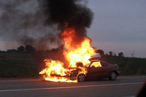 یک خودروی سواری در لاهیجان آتش گرفت