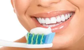 اشتباهی که هر روز موقع مسواک زدن انجام می دهید