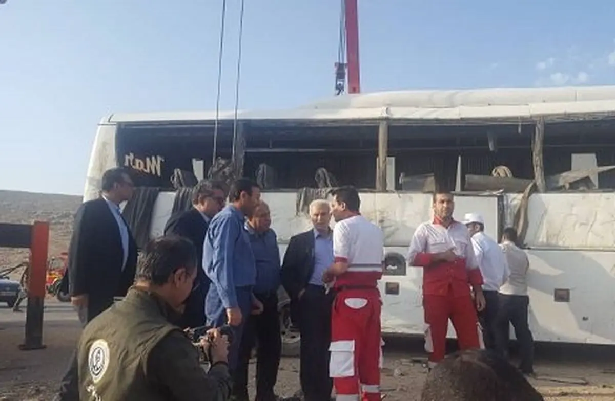 خواب‌آلودگی راننده علت واژگونی اتوبوس اصفهان-شیراز