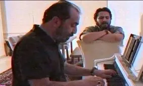 ببینید: اجرای روزبه بمانی با نوازندگی سیامک انصاری