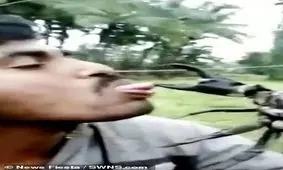 شعبده بازی خطرناک مرد جوان هندی با خرچنگ + فیلم