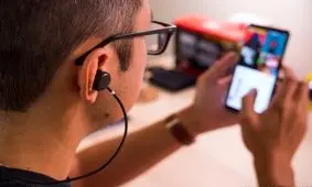 آثار مخرب استفاده از هدفون و هندزفری بر سلامت گوش