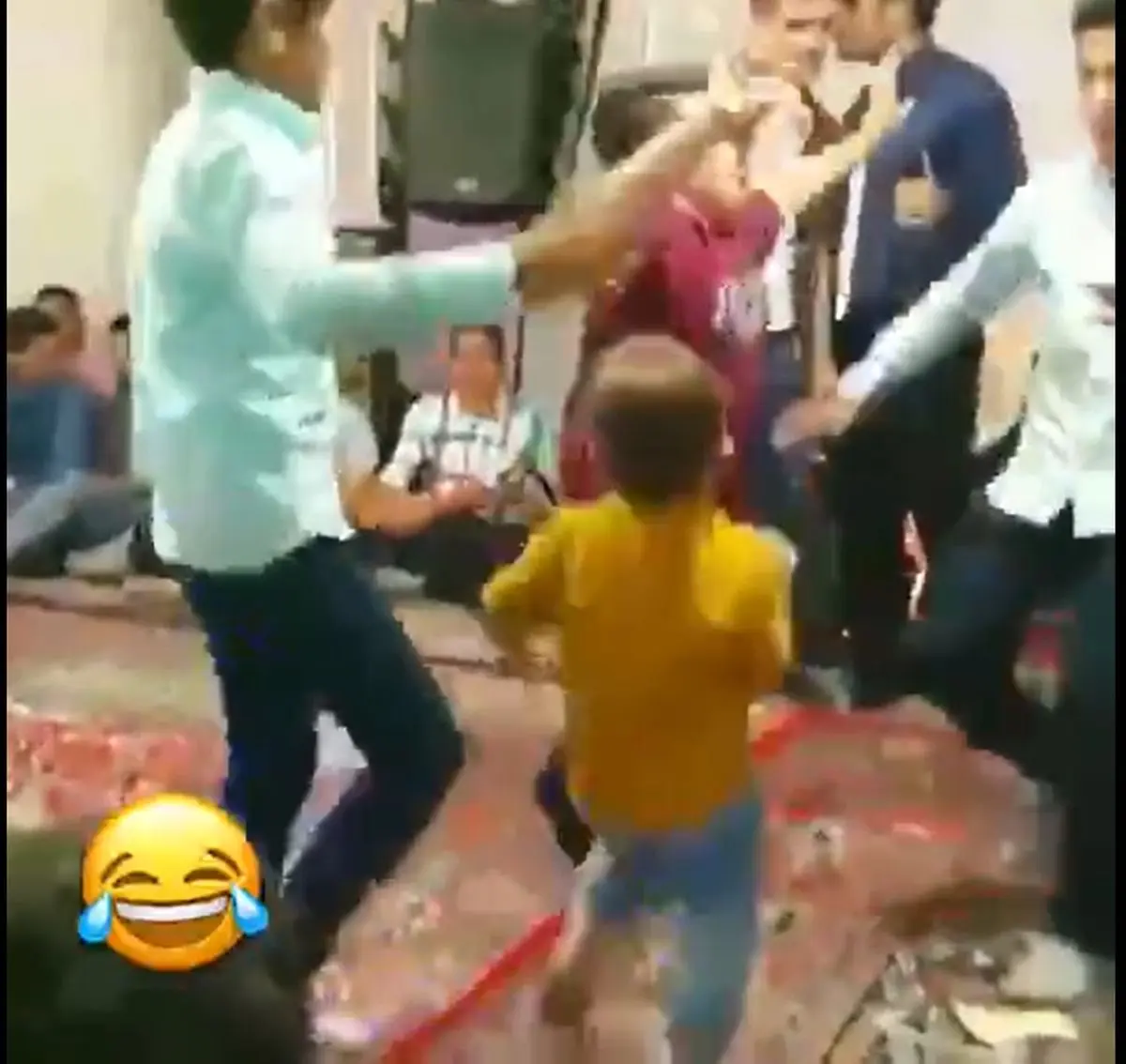 رقص شیلنگ تخته‌ای پسربچه ها در عروسی
