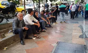 صف خرید دینار در میدان فردوسی تهران