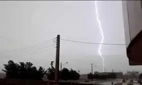 لحظه اصابت صاعقه به زمین در بوشهر