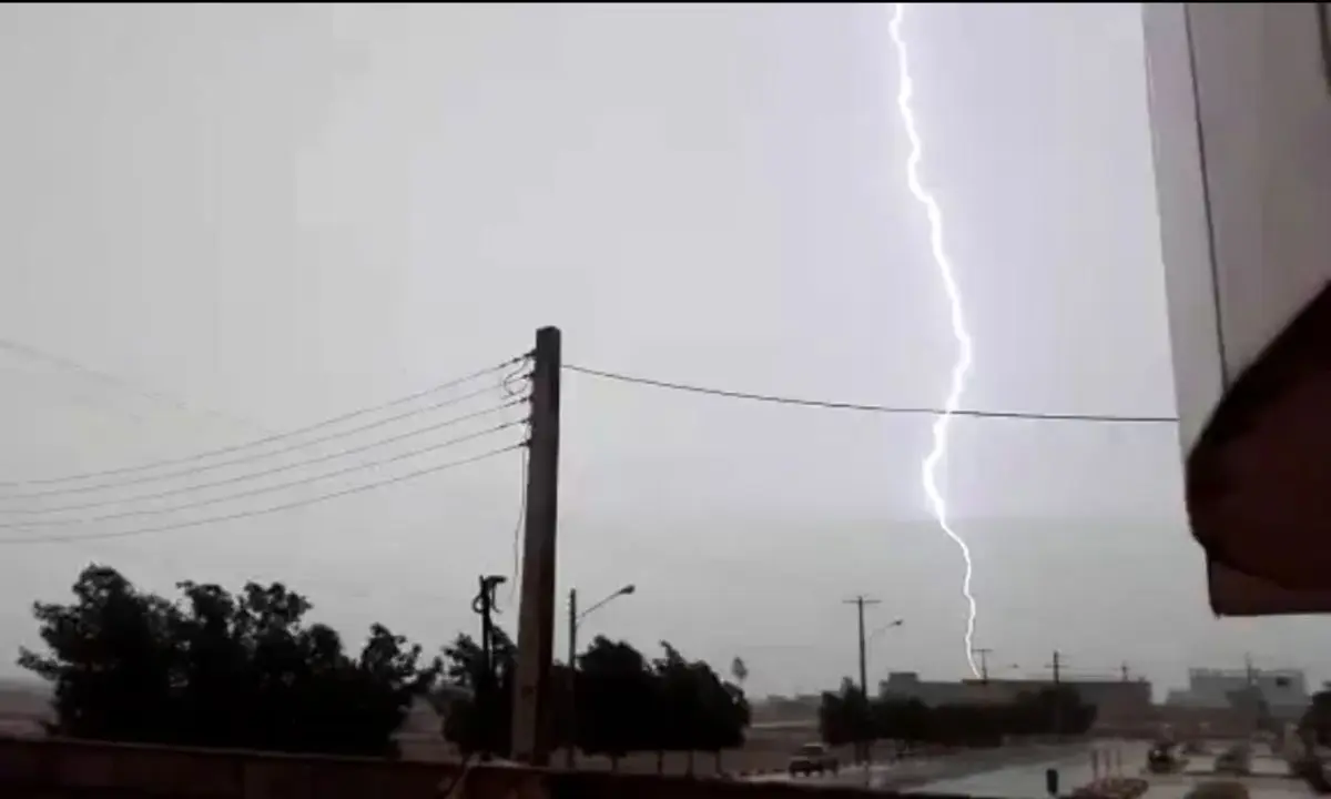 لحظه اصابت صاعقه به زمین در بوشهر