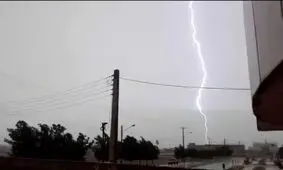 لحظه اصابت صاعقه به زمین در بوشهر