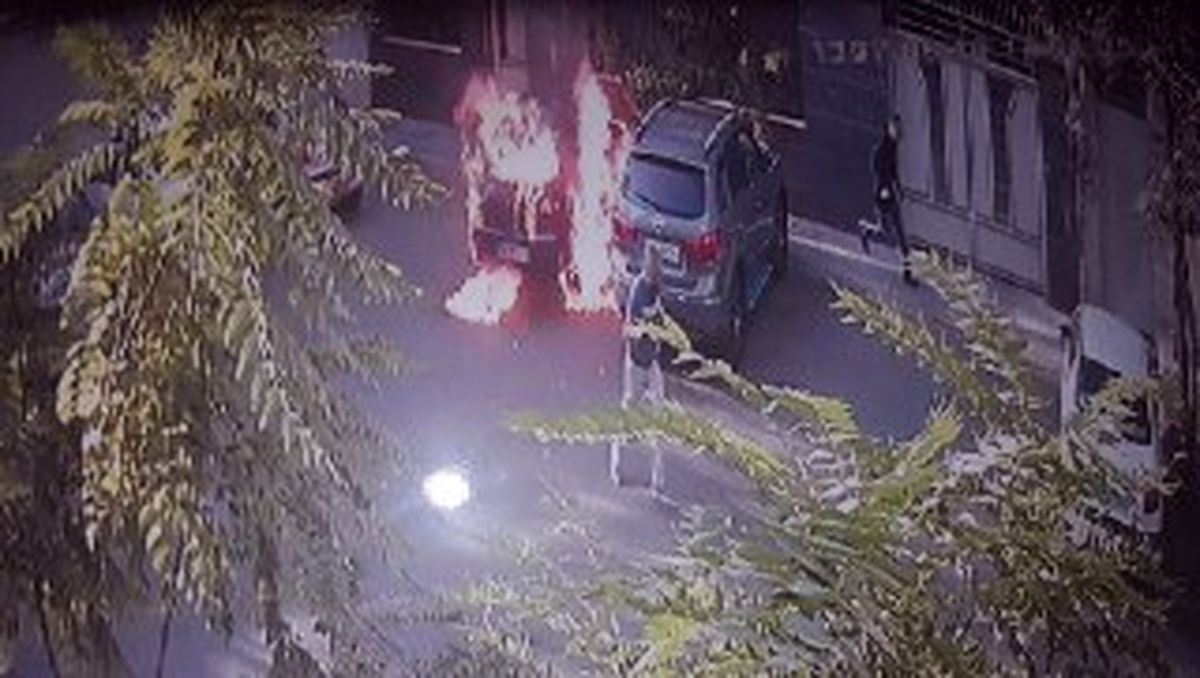 خواستگار کینه جو، خودروی دختر مورد علاقه را به آتش کشید+عکس