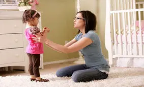 به کودکان نوپا خیلی ساده نظم را آموزش دهید