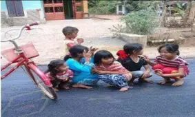 رفتار جالب کودکان با جاده تازه آسفالت شده روستایشان + تصاوید