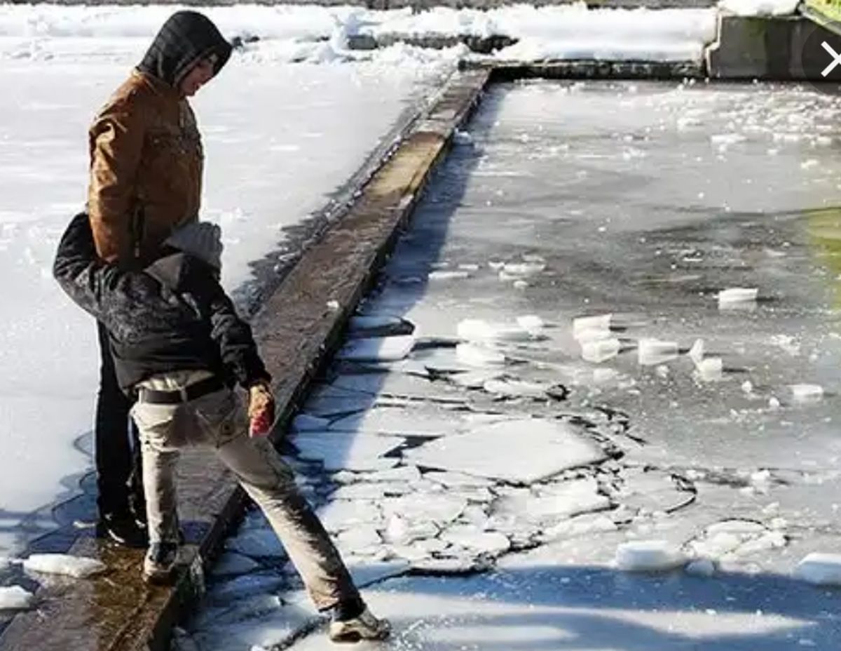 غافلگیری خنده دار با شکستن یخ رودخانه