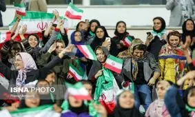 زن هوادار: می‌دانی هرشب با رویای استادیوم خوابیدن یعنی چه؟/ یک پلیس زن: چرا کم شادی می‌کنید؟/ یکی از کارمندان فدراسیون: شما نماینده سایر زنانید٬ مراقب حجابتان باشید