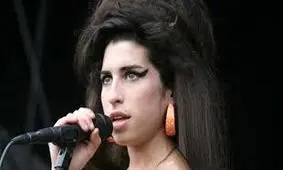 خواننده فقید کنسرت می‌گذارد / اجرای موسیقی با فن‌آوری هولوگرام