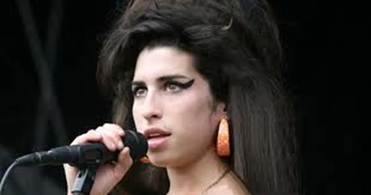 خواننده فقید کنسرت می‌گذارد / اجرای موسیقی با فن‌آوری هولوگرام