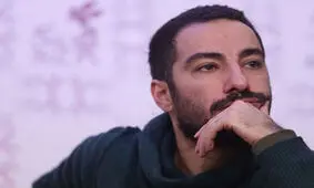 صورت زخمی «نوید محمدزاده» روی جلد یک مجله/عکس