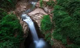 یک صبح پاییزی در کنار یک آبشار زیبا در گیلان