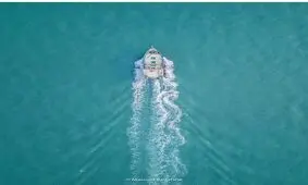 تصویری ناب از آب آبی خلیج فارس